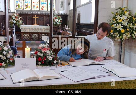 Holly & Jessica Kirchenbücher Stockfoto