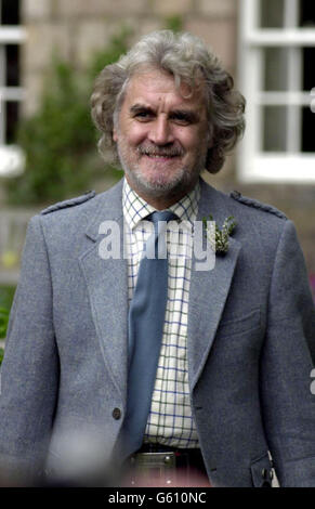 Die schottische Comedy-Legende Billy Connolly mischt sich beim Lonach Gathering im Dorf Strathdon in Aberdeenshire mit Einheimischen. Zu den Gästen der traditionellen Spiele in den Highlands aus dem 19. Jahrhundert gehörte der ehemalige Monty Python-Star Eric Idle. Stockfoto