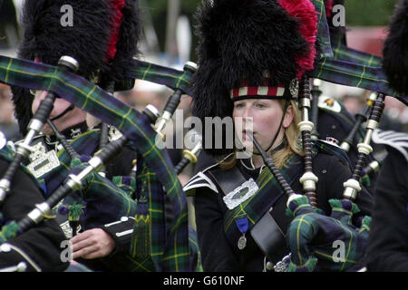 Schottische Pfeifer spielen beim Lonach Gathering im Dorf Strathdon, Aberdeenshire. Zu den Gästen der traditionellen Highland-Spiele aus dem 19. Jahrhundert gehörten Billy Connolly und der ehemalige Monty Python-Star Eric Idle. Stockfoto