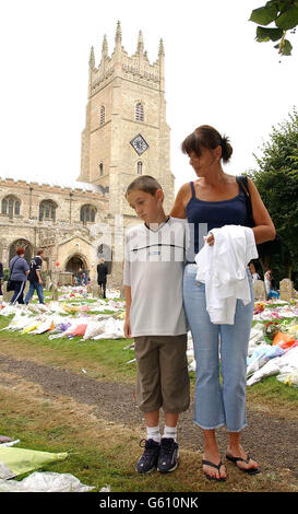 Die Menschen stehen während der Beobachtung der Schweigeminute in der St. Andrew's Church, Cambridgeshire, für die ermordeten Schülerinnen Holly Wells und Jessica Chapman. Stockfoto