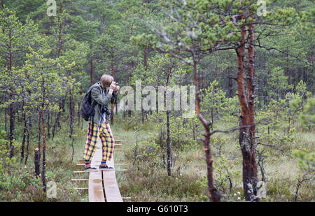 Ein junger Fotograf Aufnahmen der Landschaft in Kakerdaya Moor, Korvemaa, Estland Stockfoto