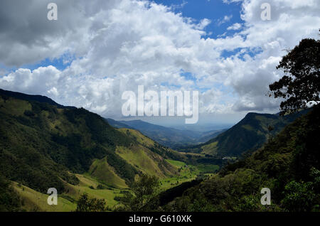 Auf dem Weg in den Kordilleren der Anden in Ecuador. Por la Carretera de la Cordillera de Los Andes de Ecuador Stockfoto