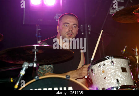 Feeder - Reading Festival. Der Schlagzeuger von Feeder tritt auf der Evening Session Stage beim Reading Festival auf. Stockfoto