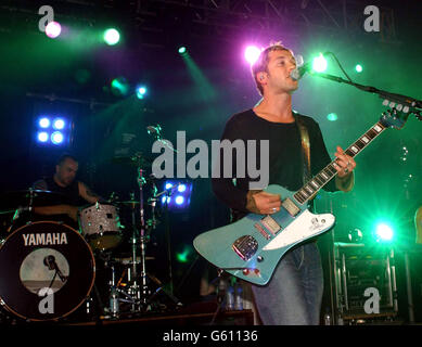 Feeder auf der Abendsession Bühne beim Reading Festival. Stockfoto