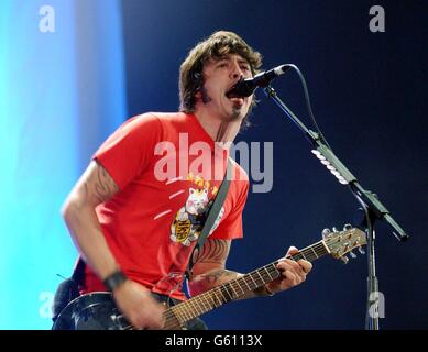 Dave Grohl von den Foo Fighters tritt auf der Hauptbühne des Carling Weekend Musikfestivals in Reading auf. Stockfoto