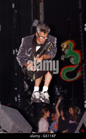 / : der Nachwuchs-Gitarrist Kevin Wasserman tritt auf der Hauptbühne beim Carling Reading Festival in Berkshire auf. Stockfoto