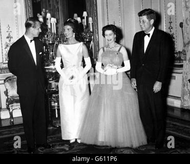 Präsident John Kennedy (rechts) und seine Frau (zweite links) Jacqueline treffen sich mit Königin Elizabeth II. Und dem Herzog von Edinburgh beim Besuch des amerikanischen Präsidenten in Großbritannien. Stockfoto