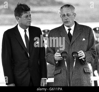 John F. Kennedy, Präsident der Vereinigten Staaten, mit Harold Macmillan auf dem Podium, wo sie kurze Reden nach der Ankunft des Präsidenten am Flughafen Gatwick hielten. Stockfoto