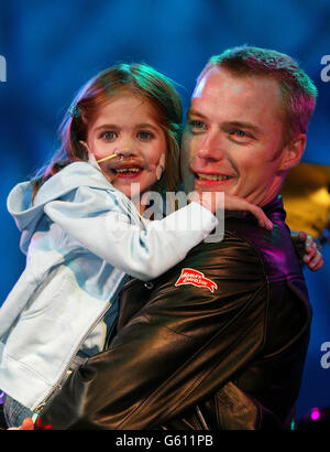 Ronan Keating schaltet mit dem sechsjährigen Kirsty Howard die Blackpool Illuminations ein. Kirsty, die mit ihrem Herzen nach vorne geboren wurde, wurde von 20,000 Menschen beobachtet, die sich in der Radio 2 Arena versammelt hatten. * Keating und die Kartenreiter A1, Toploader, Darius und die Sugababes im Badeort Lancashire zu sehen. Stockfoto