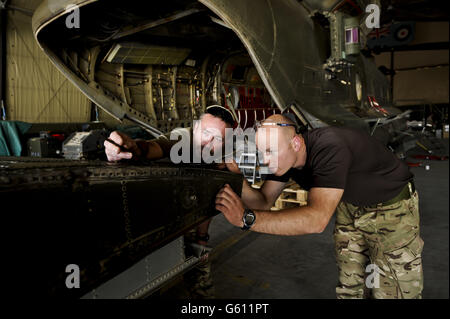 Der Kleinoffizier Stephen Ricketts aus Yeovil (links) und der Kleinoffizier Simon Whittell aus Wakefield (rechts) inspizieren einen Chinook-Flugzeugbau im Rahmen der laufenden Wartung und Reparatur des Schlachtfeldes auf Feuerschäden mit Kleinwaffen in Camp Bastion, Afghanistan. Stockfoto