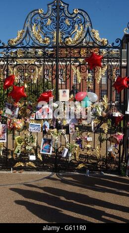 Blumengebete vor den Toren des Kensington Palace im Zentrum von London, dem ehemaligen Wohnsitz von Diana, Prinzessin von Wales, zum fünften Todestag. Stockfoto