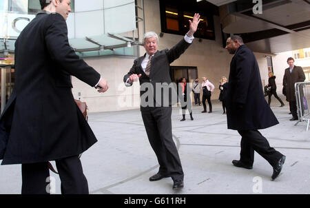 Der neue BBC-Generaldirektor Tony Hall winkt, als er im BBC Broadcasting House in London ankommt, um seine Arbeit zu beginnen. Stockfoto