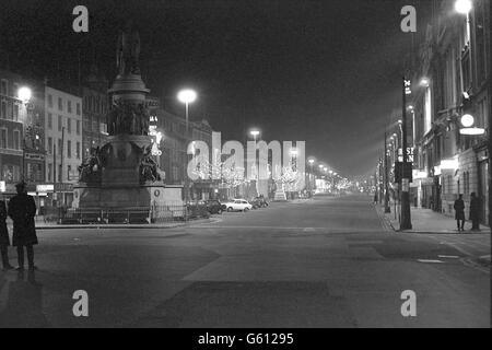 Eine verlassene O'Connell Street in Dublin, nachdem Bombenangst das normalerweise lebhafte Unterhaltungszentrum in eine Geisterstadt verwandelt hatte. Auf der linken Seite steht die Statue des irischen politischen Führers Daniel O'Connell. Stockfoto