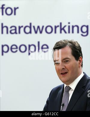 Schatzkanzler George Osborne spricht im Vertriebszentrum Morrisons in Sittingbourne, Kent. Stockfoto