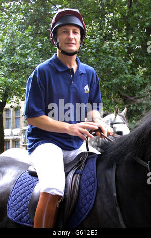 Der ehemalige Jockey Richard Dunwoody während der letzten Etappe der International League for the Protection of Horses (ILPH) Transportation Awareness Ride auf dem Parliament Square im Zentrum von London. *...die Langstrecken-Fahrt, die am 27. Juli in Kelso in Schottland begann, hofft, das Bewusstsein für die abwürfenden Bedingungen zu schärfen, unter denen jedes Jahr 133,000 Menschen zur Schlachtung durch Europa transportiert werden. Stockfoto