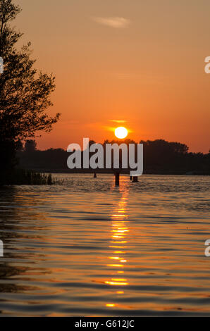 Sonnenuntergang, Dämmerung, über breite Barton aus den südlichen Ausgang auf dem Fluss Ant. Juni. Die Norfolk Broads, UK. Stockfoto