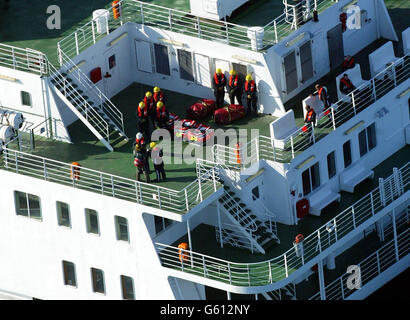 Rettungskräfte stehen auf dem Deck des Schiffes NorSea, das von einem Brand in einem seiner Maschinenräume, etwa acht Meilen östlich von Great Yarmouth, getroffen wurde. Das Schiff transportete 611 Passagiere von Hull nach Zeebrugge, als der Brand ausbrach. * die eigene Feuerwehr der Fähre und die Feuerwehrleute der RAF und der Suffolk Feuerwehr, die während des Notfalls auf das Schiff gebracht wurden, haben bestätigt, dass die Flammen nun ausbrennen. Das Schiff wird voraussichtlich noch heute Nachmittag in Belgien andocken. Stockfoto