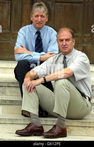 Howard Gilbert, Rektor des Soham Village College und Geoff Fisher, Leiter der Grundschule von St. Andrew, Soham (FRONT), halten eine Pressekonferenz ab. * Es wird einen Gedenkgottesdienst in Ely Cathadral für Holly Wells und Jessica Chapman geben, deren Leichen in Wäldern in der Nähe von RAF Lakenheath gefunden wurden. Stockfoto