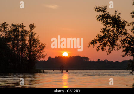 Sonnenuntergang, Dämmerung, über breite Barton aus den südlichen Ausgang auf dem Fluss Ant. Juni. Die Norfolk Broads, UK. Stockfoto