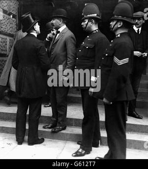 Inspektor Dew (Mitte, Melkhut), der Dr. Hawley Harvey Crippen und seine Komplizin Miss Ethel Le Neve an Bord der SS Montrose auf See verhaftet hat, nimmt am Old Bailey den Beginn des Falles Teil. Stockfoto