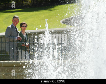 Der Prinz von Wales spaziert mit der Herzogin von Northumberland durch die Alnwick Gardens, nachdem er den historischen ummauerten Garten auf dem Gelände ihres Anwesens im Rahmen eines siebenjährigen 14milliom-Projekts eröffnet hat, das sie plant, das Anwesen wieder in seinen früheren Glanz zu bringen. * Ein zentrales Merkmal des Gartens ist eine riesige Wasserfallkaskade mit Brunnen, von denen angenommen wird, dass sie die größten ihrer Art in diesem Land sind. Es dauerte 150,000 Mannstunden, bis es fertig war, und 7,260 Gallonen Wasser taumelten jede Minute seine 30 Wehre hinunter. Seit der Gartenanlage im Oktober letzten Jahres für die Öffentlichkeit zugänglich war, waren fast 250,000 Besucher da Stockfoto