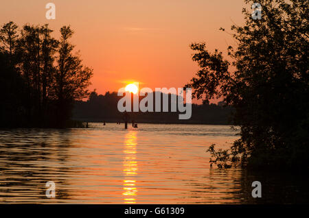 Sonnenuntergang, Dämmerung, über breite Barton aus den südlichen Ausgang auf dem Fluss Ant. Juni. Die Norfolk Broads, UK. Stockfoto