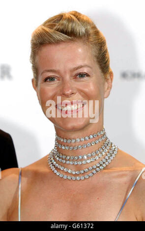 Lady Helen Taylor kommt für Cinema Against AIDS Venice 2002 am Teatro delle Tese Cinquecentesche in Venedig an. Die Black-Tie-Galaveranstaltung - Geldbeschaffung für die American Foundation for AIDS Research (amfAR) - findet im Rahmen des 59. Internationalen Filmfestivals in Venedig statt. 03/03/03 : Lady Helen Taylor, Tochter des Herzogs und Herzogin von Kent, die eine Tochter geboren hat, hat Buckingham Palace angekündigt. Mutter und Baby gehen gut, sagte der Palast. Stockfoto