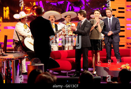 Graham Norton, Tom Cruise, Olga Kurylenko und Gerard Butler während der Graham Norton Show in den London Studios in London. Stockfoto