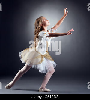 Schöne kleine Ballerina tanzen in die Kamera Stockfoto