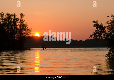 Sonnenuntergang, Dämmerung, über breite Barton aus den südlichen Ausgang auf dem Fluss Ant. Juni. Die Norfolk Broads, UK. Stockfoto