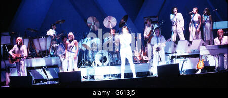 ABBA, die meistverkaufte schwedische Gruppe, auf der Bühne in der Wembley Arena während ihrer Konzerte, die den ersten Auftritt der Gruppe seit drei Jahren in Großbritannien markieren. Stockfoto