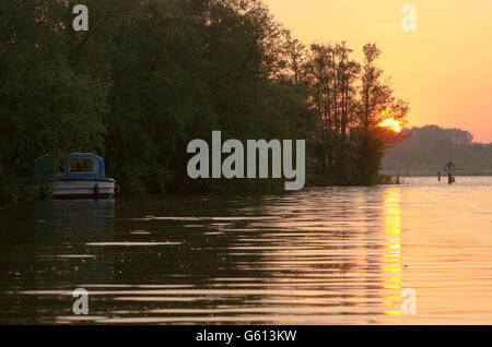 Sonnenuntergang, Dämmerung, über breite Barton aus den südlichen Ausgang auf dem Fluss Ant. Juni. Die Norfolk Broads, UK. Stockfoto