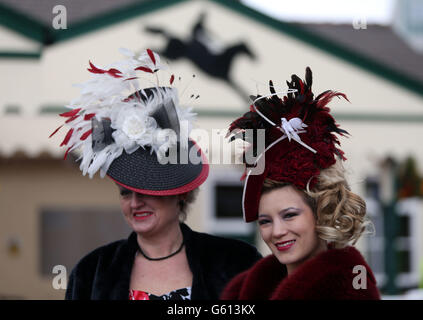 Damenhut Mode während des Ladies Day beim 2013 John Smith's Grand National Meeting auf der Aintree Racecourse, Sefton. Stockfoto