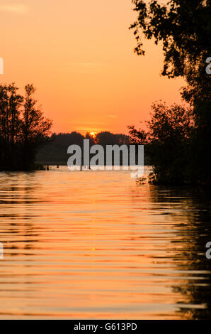 Sonnenuntergang, Dämmerung, über breite Barton aus den südlichen Ausgang auf dem Fluss Ant. Juni. Die Norfolk Broads, UK. Stockfoto