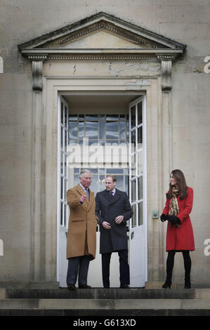 (Von links nach rechts) der Prinz von Wales, bekannt als der Herzog von Rothesay, als er in Schottland war, die Herzogin von Cambridge, bekannt als die Gräfin von Strathearn und der Herzog von Cambridge, bekannt als der Graf von Strathearn, als er in Schottland war, während eines Besuchs im Dumfries House in Ayrshire, Schottland. Stockfoto