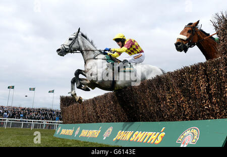 Dynaste und Tom Scudamore (links) springen den letzten Zaun auf ihrem Weg zum Sieg in der John Smiths Mildmay Novizen Chase während des Ladies Day beim 2013 John Smith's Grand National Meeting auf der Aintree Racecourse, Sefton. Stockfoto