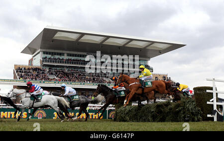 Der spätere Sieger Triolo D'Alene unter Barry Geraghty (Yellow Silks, No16) nimmt den Wassersprung im John Smith's Topham Chase Handicap während des Ladies Day beim 2013 John Smith's Grand National Meeting auf der Aintree Racecourse, Sefton. Stockfoto