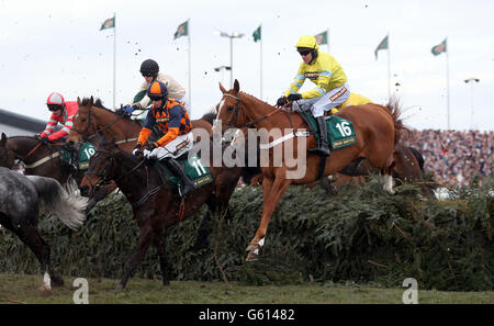 Der spätere Sieger Triolo D'Alene unter Barry Geraghty (rechts) nimmt den Wassersprung im John Smith's Topham Chase Handicap während des Ladies Day beim 2013 John Smith's Grand National Meeting auf der Aintree Racecourse, Sefton. Stockfoto