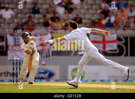 Am zweiten Tag des dritten Testspieles im Eden Park, Auckland, Neuseeland, landet der Engländer James Anderson (rechts) beim eigenen Bowling zum Neuseeländer Ross Taylor (links). Stockfoto