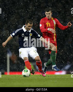 Fußball - FIFA Fußball-Weltmeisterschaft 2014/Qualifikation - Gruppe A - Schottland / Wales - Hampden Park. Der schottische Shaun Maloney und der walisische Gareth Bale (rechts) kämpfen während der WM-Qualifikation 2014 im Hampden Park, Glasgow, um den Ball. Stockfoto