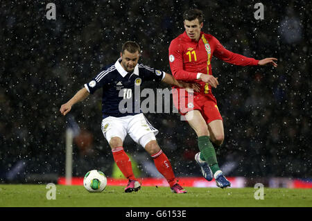 Fußball - FIFA Fußball-Weltmeisterschaft 2014/Qualifikation - Gruppe A - Schottland / Wales - Hampden Park. Der schottische Shaun Maloney und der walisische Gareth Bale (rechts) kämpfen während der WM-Qualifikation 2014 im Hampden Park, Glasgow, um den Ball. Stockfoto