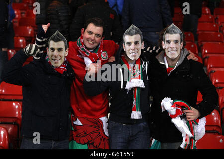 Fußball - FIFA Fußball-Weltmeisterschaft 2014/Qualifikation - Gruppe A - Schottland / Wales - Hampden Park. Die walisischen Fans in Gareth Bale masks feiern am Ende, nachdem sie Schottland beim WM-Qualifier 2014 im Hampden Park, Glasgow, gegen 2-1 geschlagen haben. Stockfoto