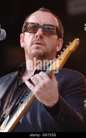 Elvis Costello tritt auf der V Stage auf, am ersten Tag des V2002 Musikfestivals im Hylands Park, Chelmsford. Stockfoto