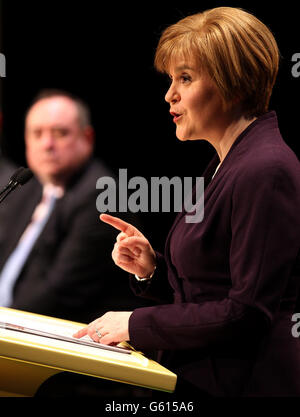 Schottlands erster Minister Alex Salmond sieht zu, wie die stellvertretende erste Ministerin Nicola Sturgeon auf der SNP-Frühjahrstagung im Eden Court in Inverness spricht. Stockfoto