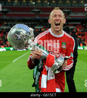 Wrexhams Spielermanager Andy Morrell feiert mit der Trophäe, nachdem seine Mannschaft das FA Carlsberg Trophy Finale im Wembley Stadium, London gewonnen hat. Stockfoto