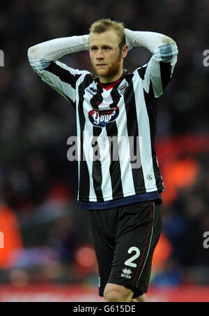 Sam Hatton von Grimsby Town sieht niedergeschlagen aus, als er beim Elfmeterschießen beim FA Carlsberg Trophy Final im Wembley Stadium, London, verfehlt. Stockfoto