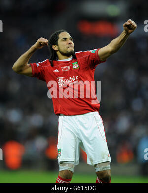 Man of the Match Chris Westwood von Wrexham feiert, nachdem er beim Schießen im FA Carlsberg Trophy Final im Wembley Stadium, London, seine Elfmeter erzielt hat. Stockfoto