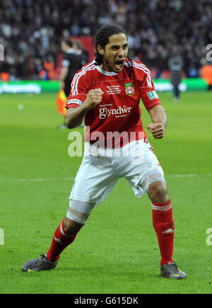 Man of the Match Chris Westwood von Wrexham feiert nach seinem Sieg im FA Carlsberg Trophy Final im Wembley Stadium, London. Stockfoto