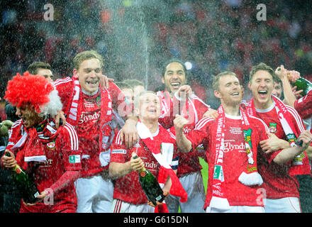 Die Spieler von Wrexham feiern den Gewinn des FA Carlsberg Trophy Finals am Strafen Stockfoto