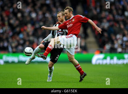 Sam Hatton von Grimsby Town und Brett Ormerod von Wrexham (rechts) während des FA Carlsberg Trophy Finales im Wembley Stadium, London. Stockfoto